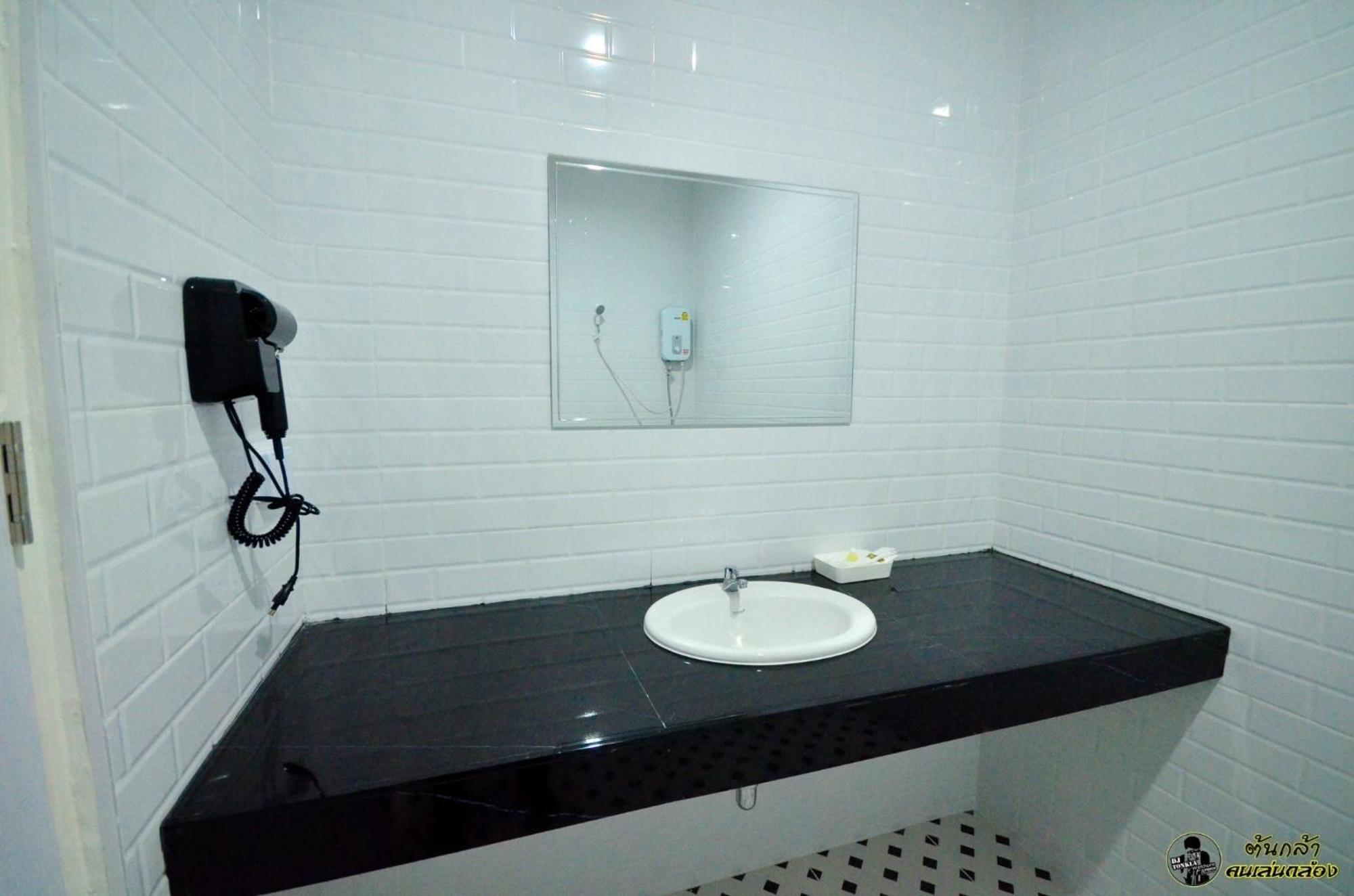 แอ่ว-ดีld Hotel&Residences Ngao Zewnętrze zdjęcie