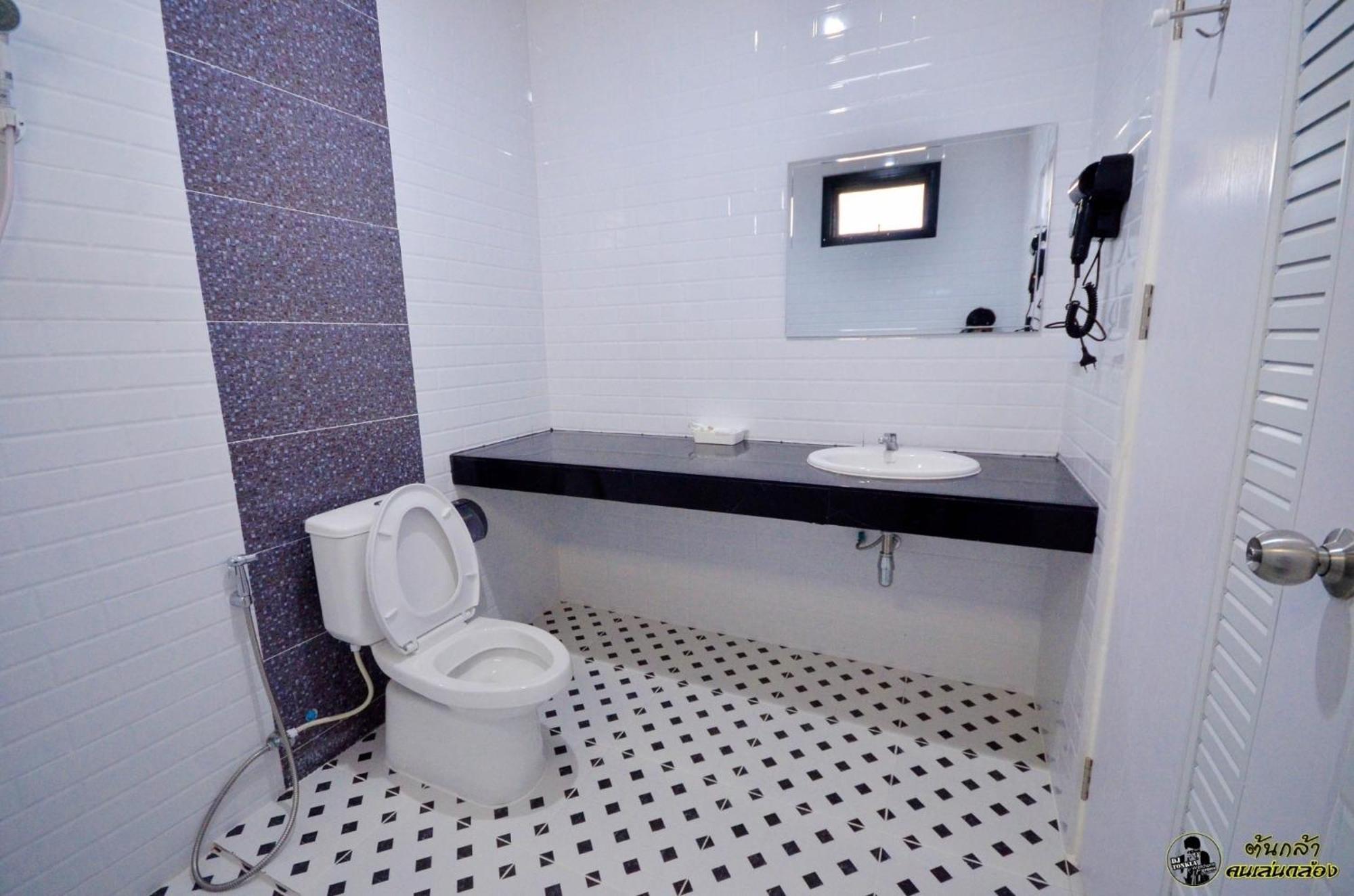 แอ่ว-ดีld Hotel&Residences Ngao Zewnętrze zdjęcie